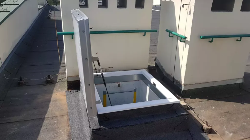 Wyłaz dachowy musi być systematycznie czyszczony